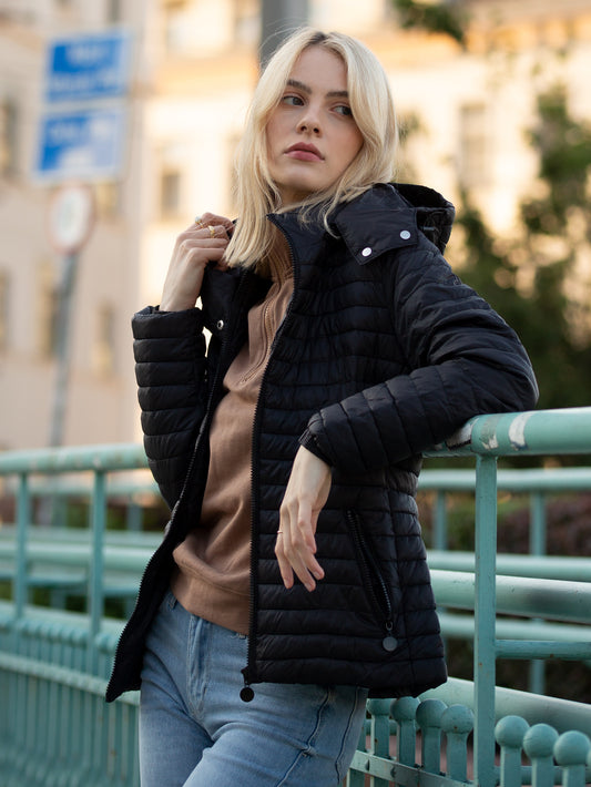 黑色连帽轻薄羽绒服