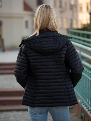 黑色连帽轻薄羽绒服