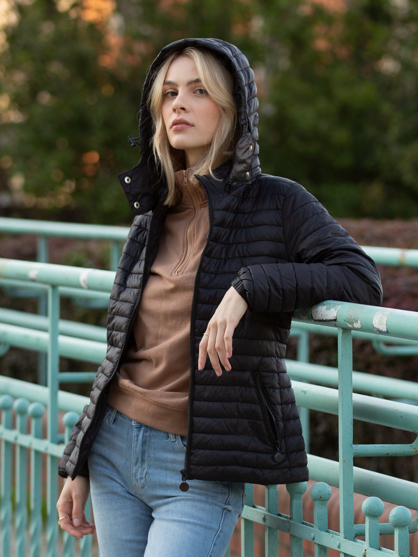 黑色连帽轻薄羽绒服