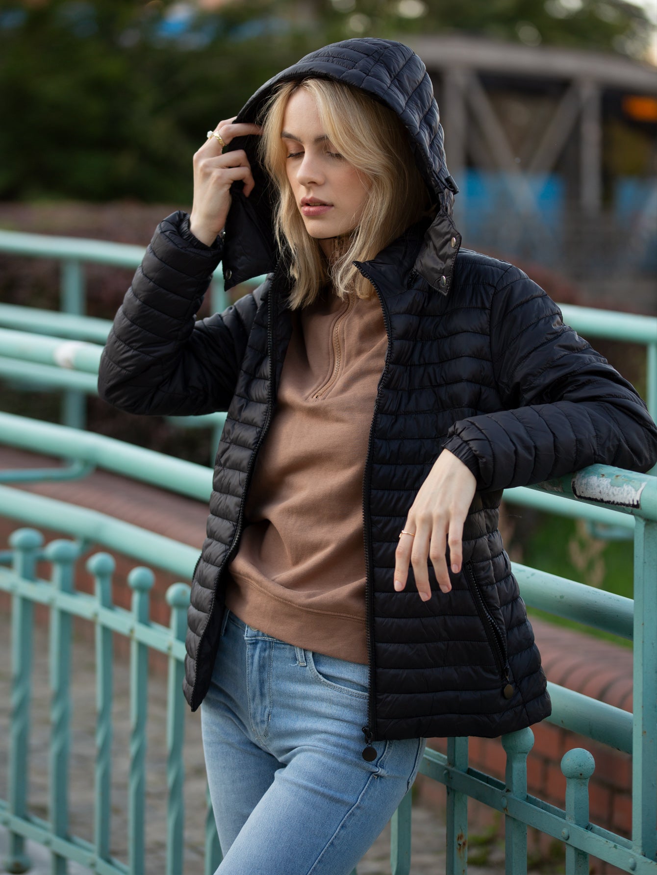 黑色连帽轻薄羽绒服