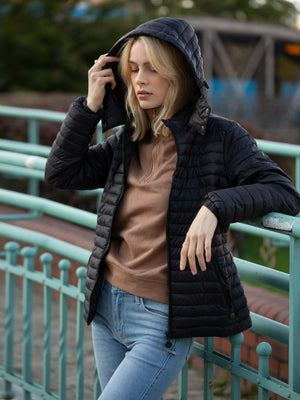 黑色连帽轻薄羽绒服