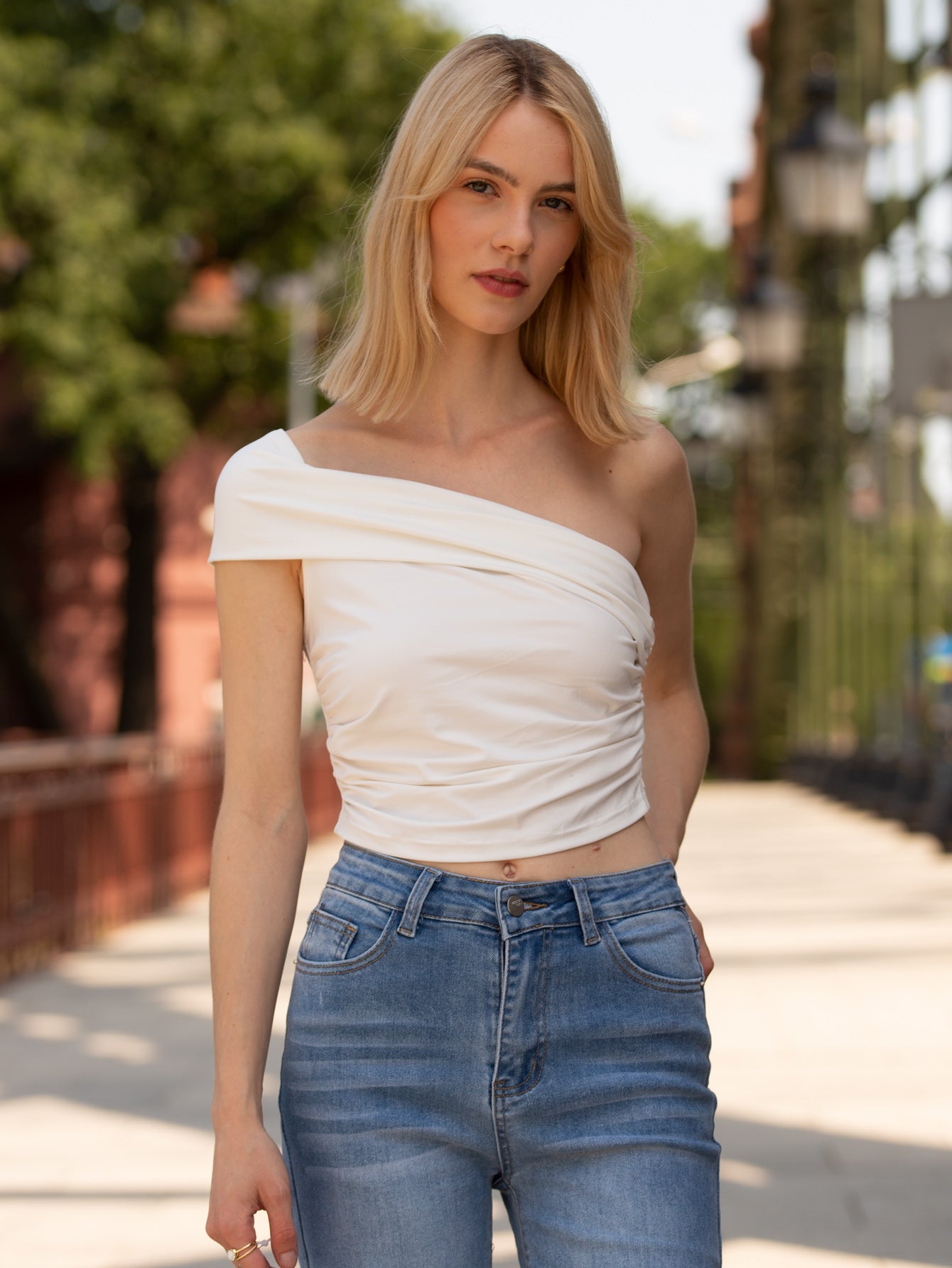 AEF-0011 白色露肩上衣