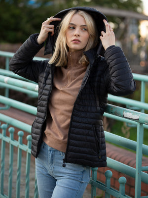 黑色连帽轻薄羽绒服