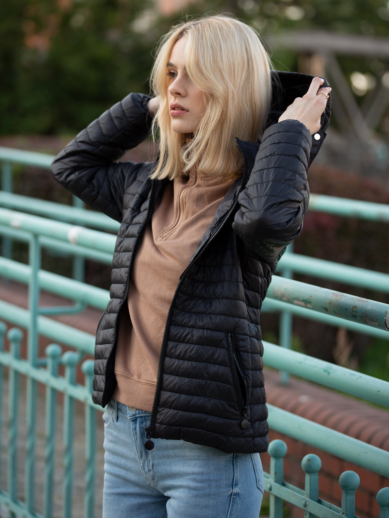 黑色连帽轻薄羽绒服