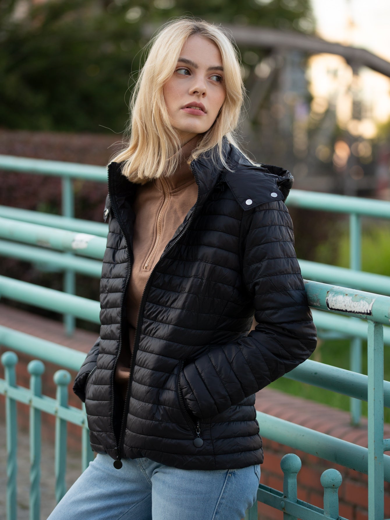 黑色连帽轻薄羽绒服