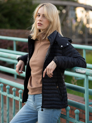 黑色连帽轻薄羽绒服