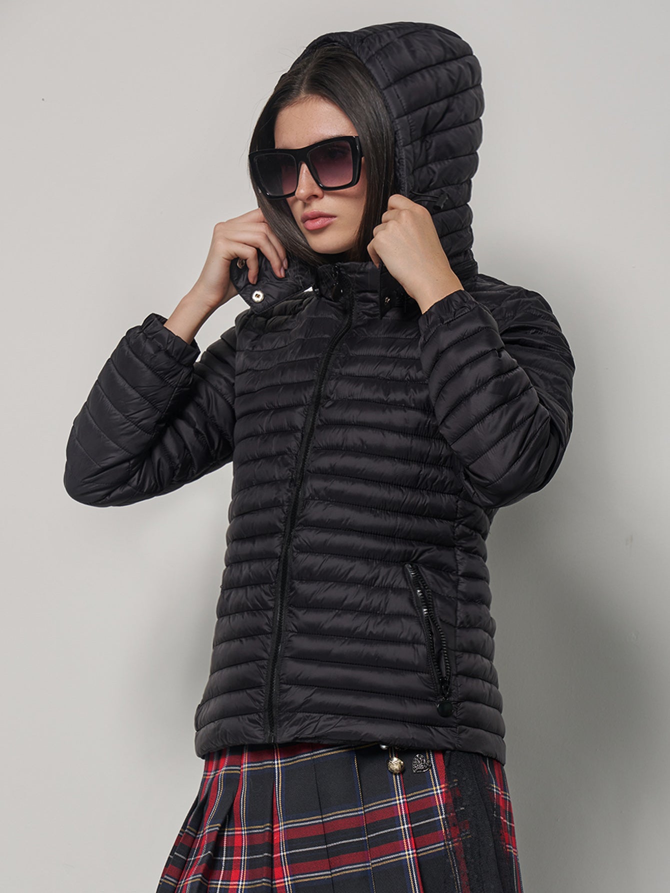 黑色连帽轻薄羽绒服